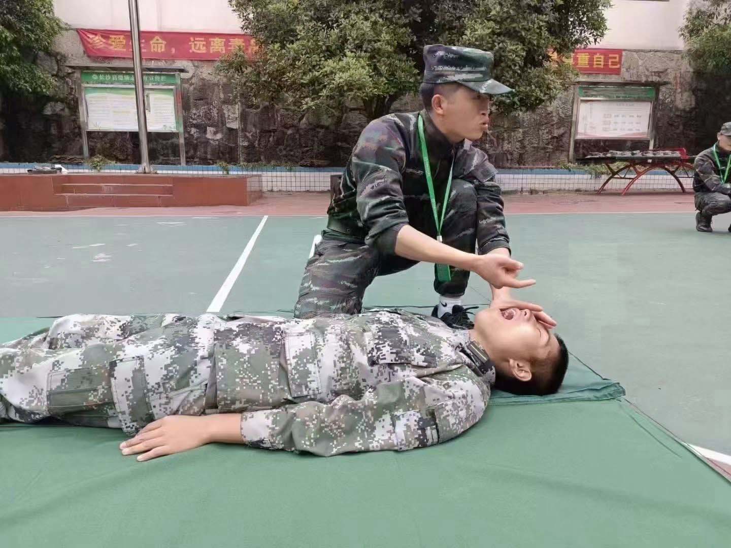 遇到危險怎么辦？教官現場演練教學