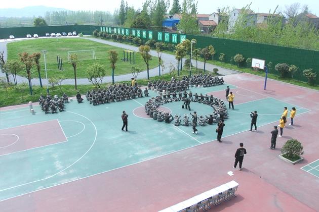叛逆期孩子教育學校(叛逆期孩子兩大教育原則)