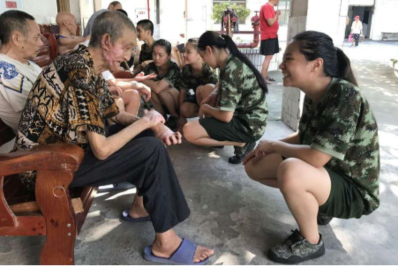 慰問(wèn)老人院