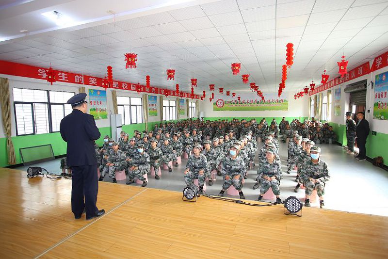 孩子總是跟問題少年玩怎么辦？家長(zhǎng)如何與孩子有效溝通？(圖1)