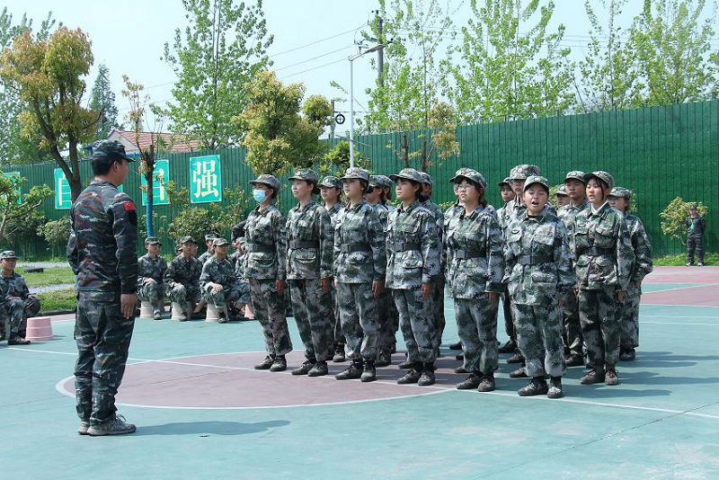 為什么學(xué)校強(qiáng)調(diào)準(zhǔn)軍事化教育？