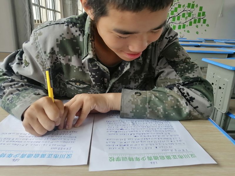 小孩早戀的表現，小孩子早戀怎么勸導?