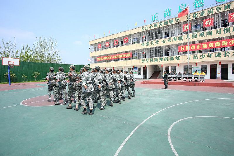 通過準(zhǔn)軍事化管理，讓孩子們能感受到規(guī)則感
