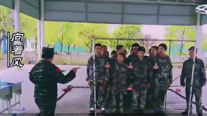 參加團體拓展游戲，讓他們在游戲中團結起來