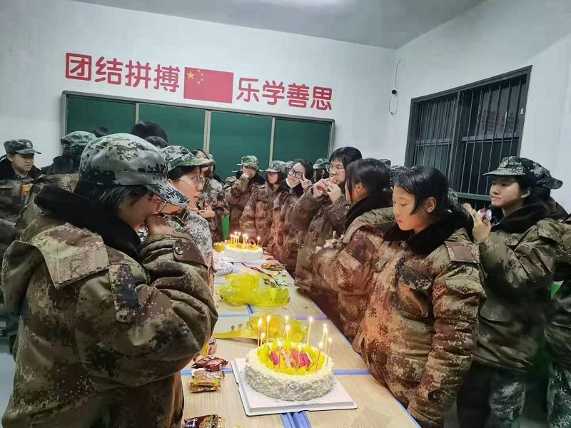 開展各種團(tuán)隊(duì)性質(zhì)小游戲讓學(xué)生知道團(tuán)結(jié)的重要性