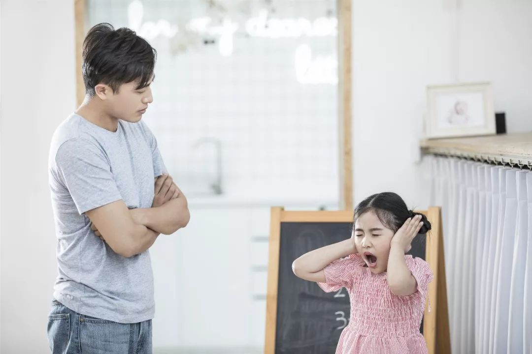 對于叛逆期的女孩子該怎么勸說？,叛逆期女生應該怎么教育